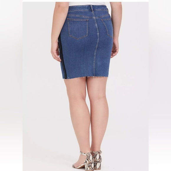 ◾️Torrid Denim Raw Hem Mini Skirt With Side Strips - Picture 3 of 8